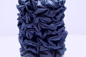 Scrunchies gumičky - satén tm. modrý