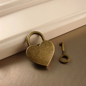 Zámeček mini ve tvaru srdce s klíčkem - staromosaz
