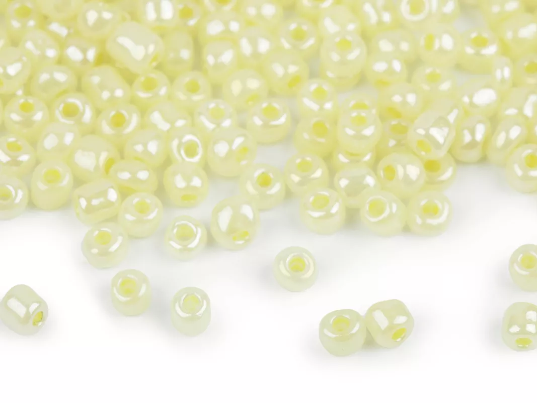 Rokajl 5/0 - 4,5 mm perleťový, neprůhledný - nažloutlá
