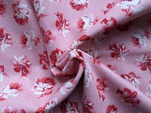 Bavlna kolekce Around The Roses s květy - růžovočervená Clothworks Textiles