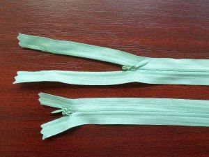 Zip spirálový skrytý zelenkavý 35 cm